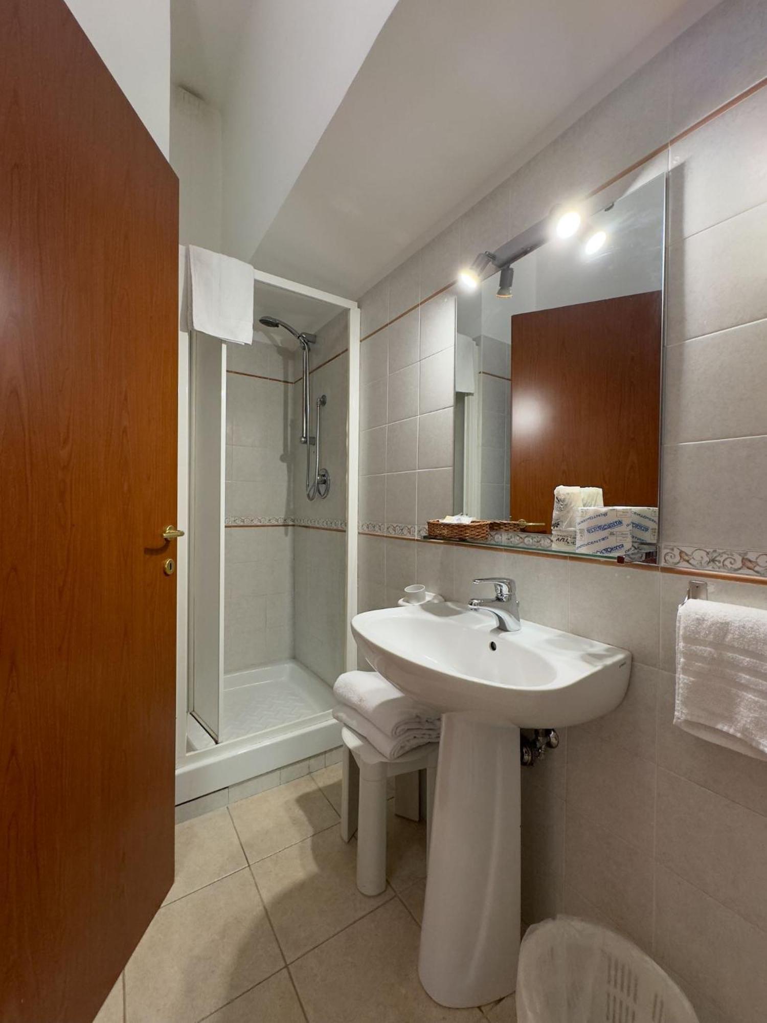 ג'נצאנו די רומא Hotel Villa Robinia מראה חיצוני תמונה