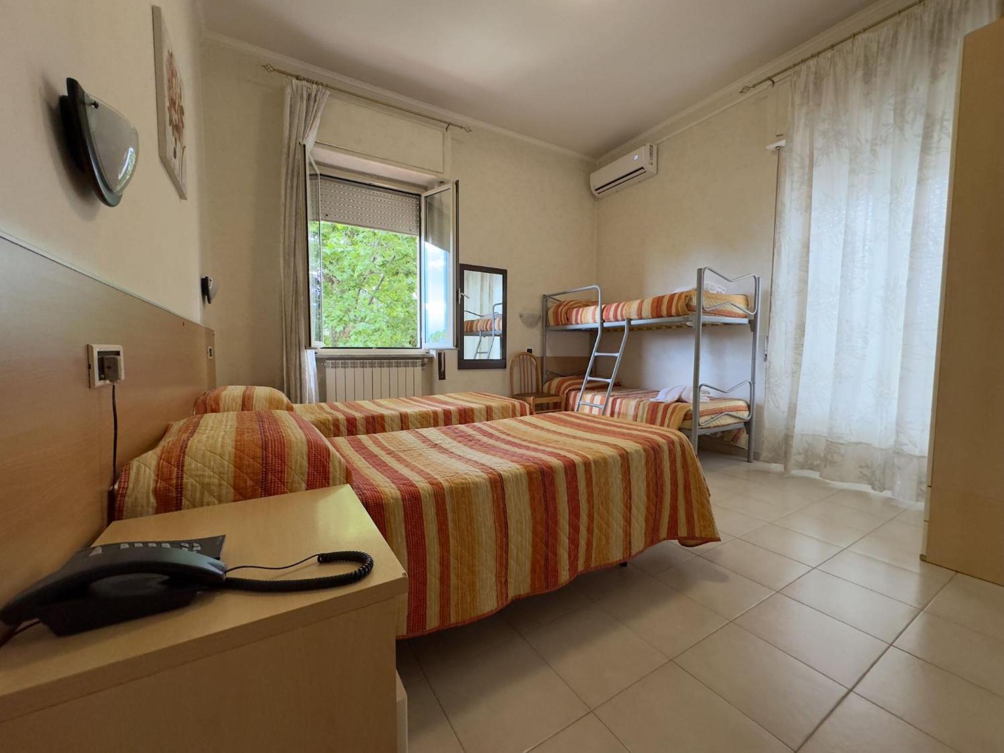 ג'נצאנו די רומא Hotel Villa Robinia מראה חיצוני תמונה