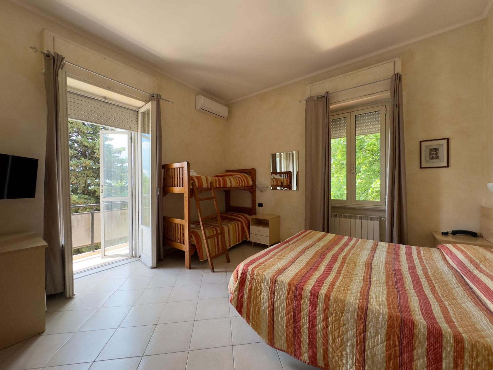 ג'נצאנו די רומא Hotel Villa Robinia מראה חיצוני תמונה