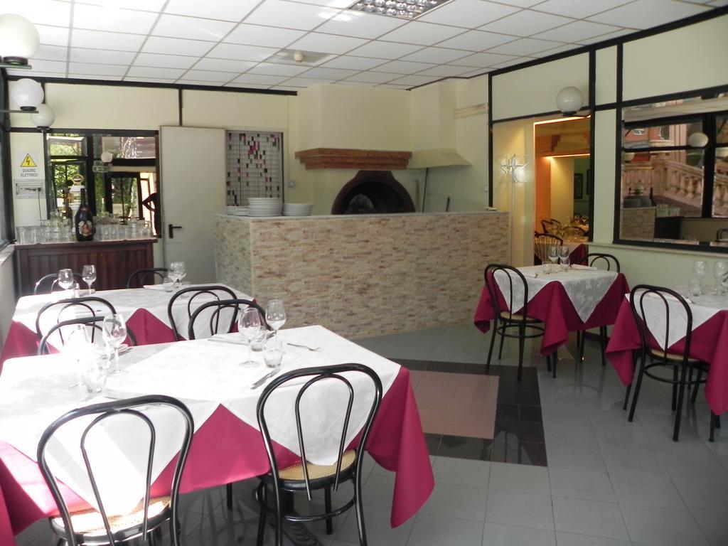 ג'נצאנו די רומא Hotel Villa Robinia מראה חיצוני תמונה