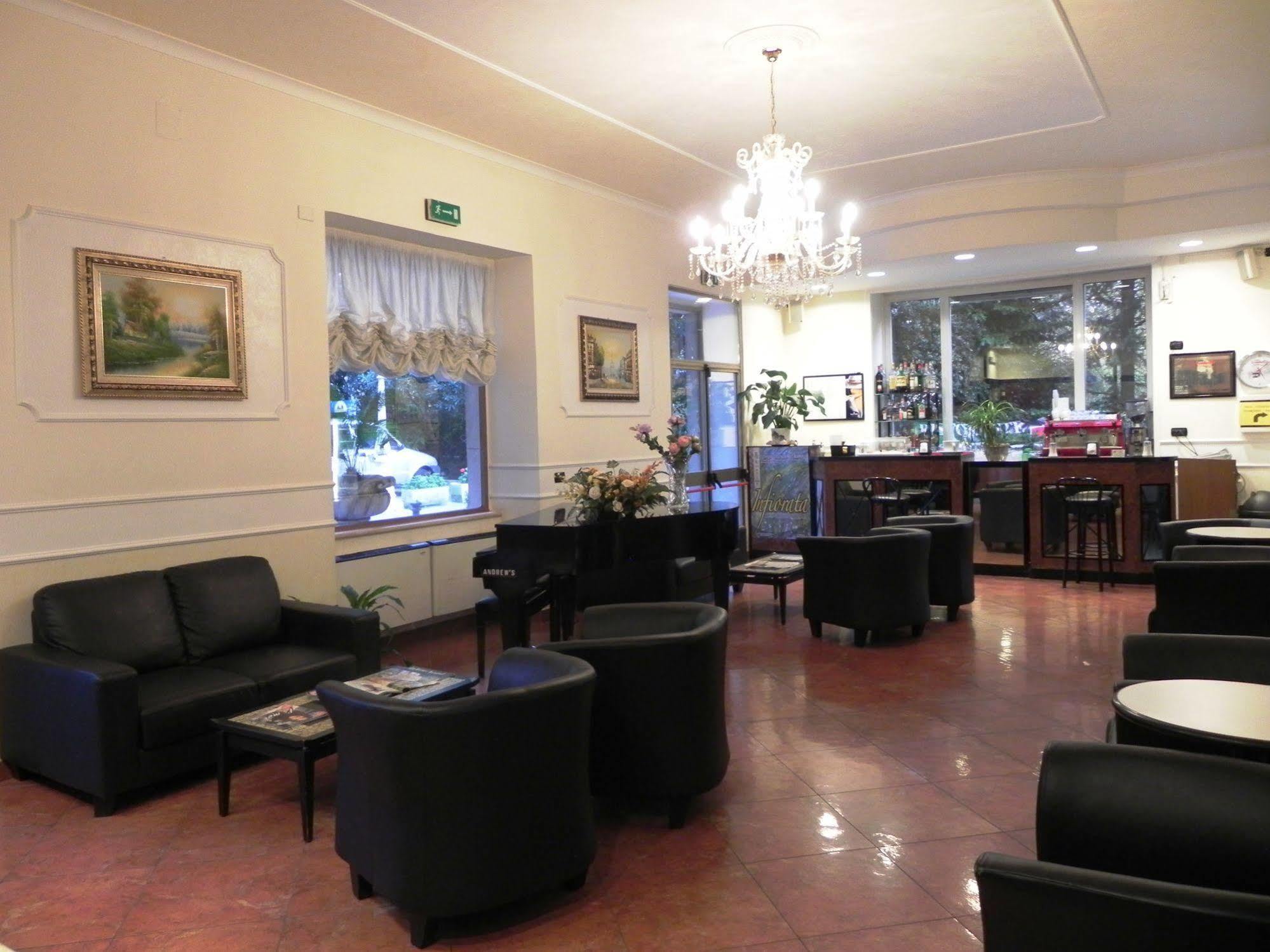 ג'נצאנו די רומא Hotel Villa Robinia מראה חיצוני תמונה
