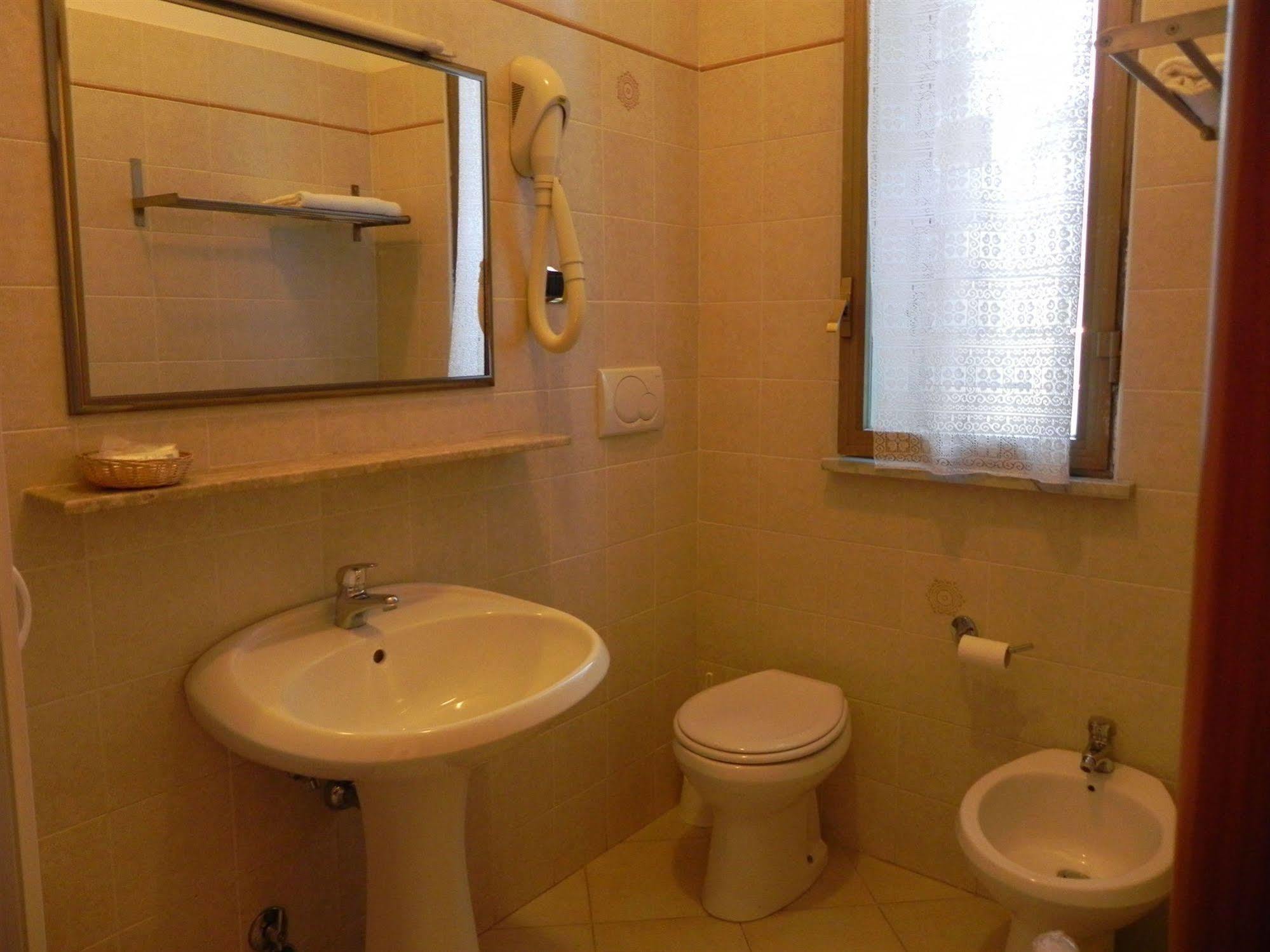 ג'נצאנו די רומא Hotel Villa Robinia מראה חיצוני תמונה