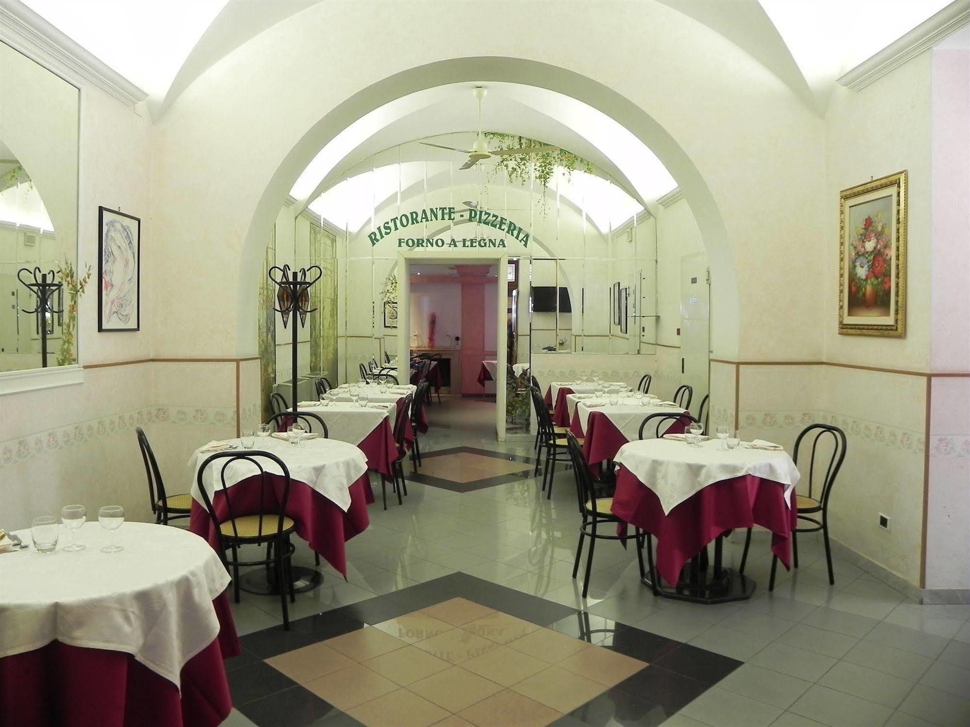 ג'נצאנו די רומא Hotel Villa Robinia מראה חיצוני תמונה