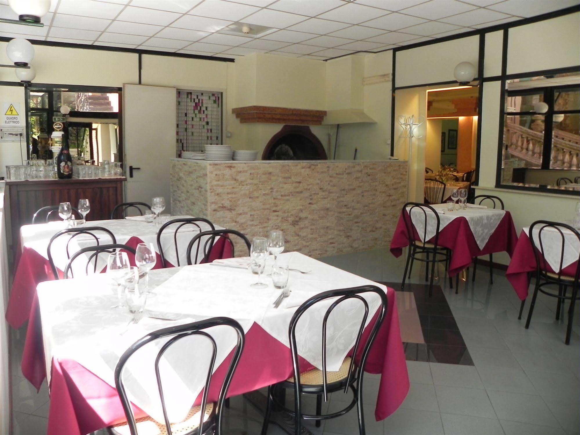 ג'נצאנו די רומא Hotel Villa Robinia מראה חיצוני תמונה