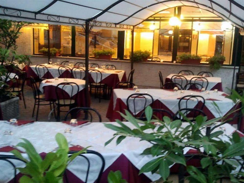 ג'נצאנו די רומא Hotel Villa Robinia מראה חיצוני תמונה